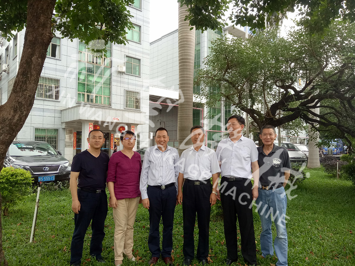 總裝備部劉思剛少將、新華社李建琦博士一行蒞臨新望公司考察指導(dǎo)