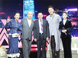 新望董事長(zhǎng)羅永輝與著名歌星劉尊老師、汪正正老師、郭津彤老師、主持人雅琪在北京電視臺(tái)錄制節(jié)目現(xiàn)場(chǎng)親切合影